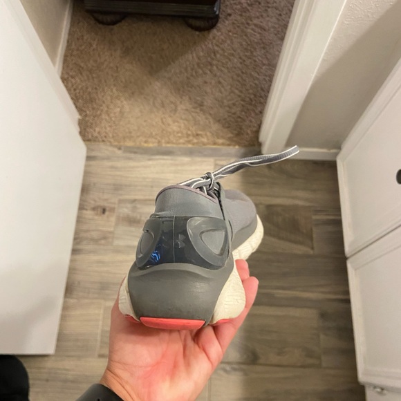 Ladies Under Armor shoes- Size 9 - Picture 3 of 5